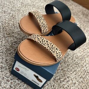 Universal Thread Sandals